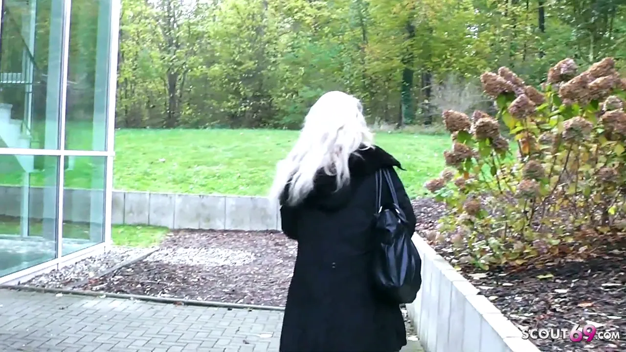 Blonde mit dicken Titten und Piercings fickt den Jüngeren neben dem Schreibtisch