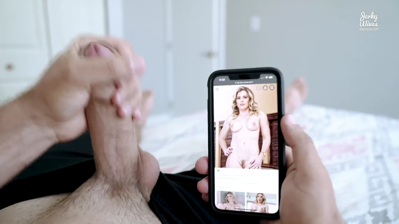 Die Brille bleibt auf: reife Blondine im Türrahmen und danach auf dem Bett