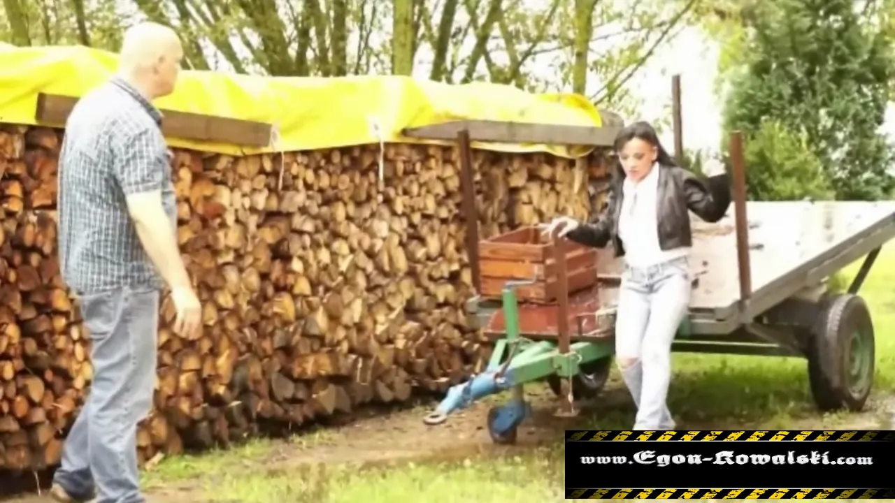 Am Holzstapel auf dem Hof: der Alte im offenen Karohemd und die Schwarzhaarige