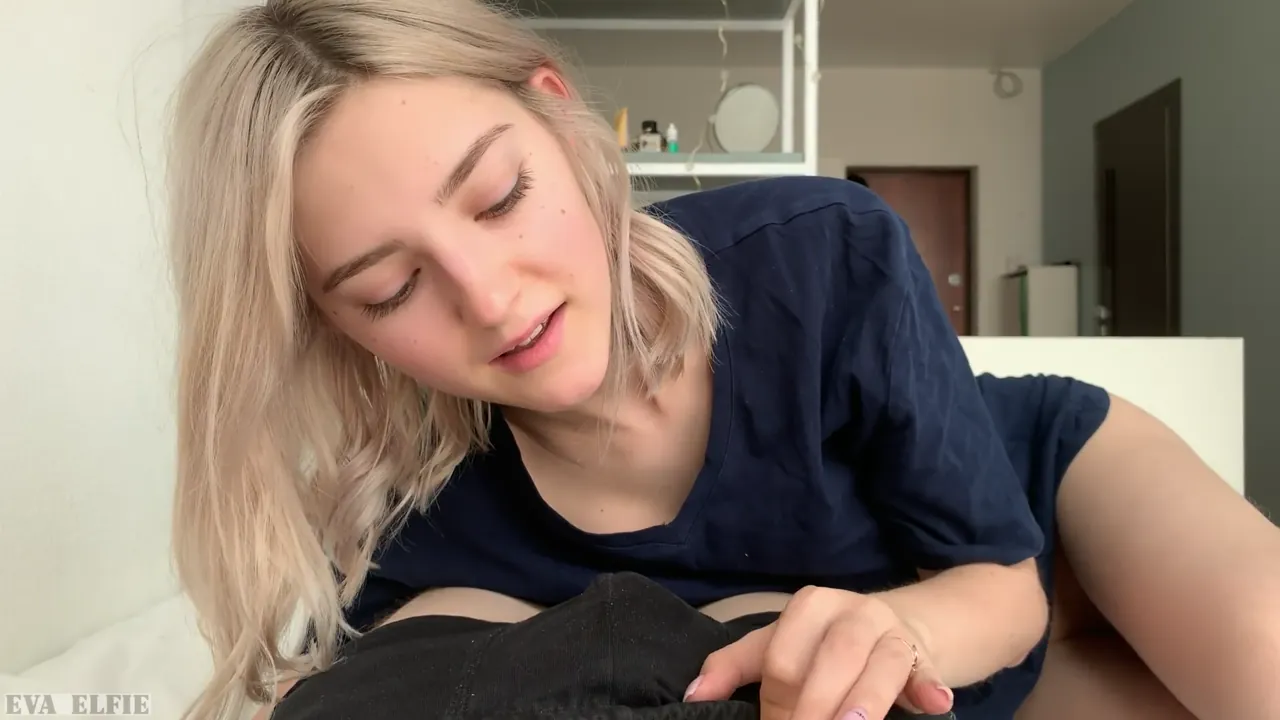 Sommersprossige Blondine bläst im schwarzen Höschen und wichst ihn vor der Kamera
